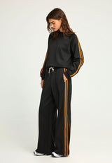 Pantaloni jogger cu croi larg și bandă laterală