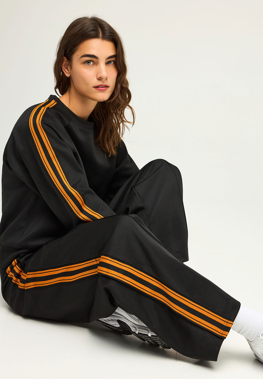 Pantaloni jogger cu croi larg și bandă laterală