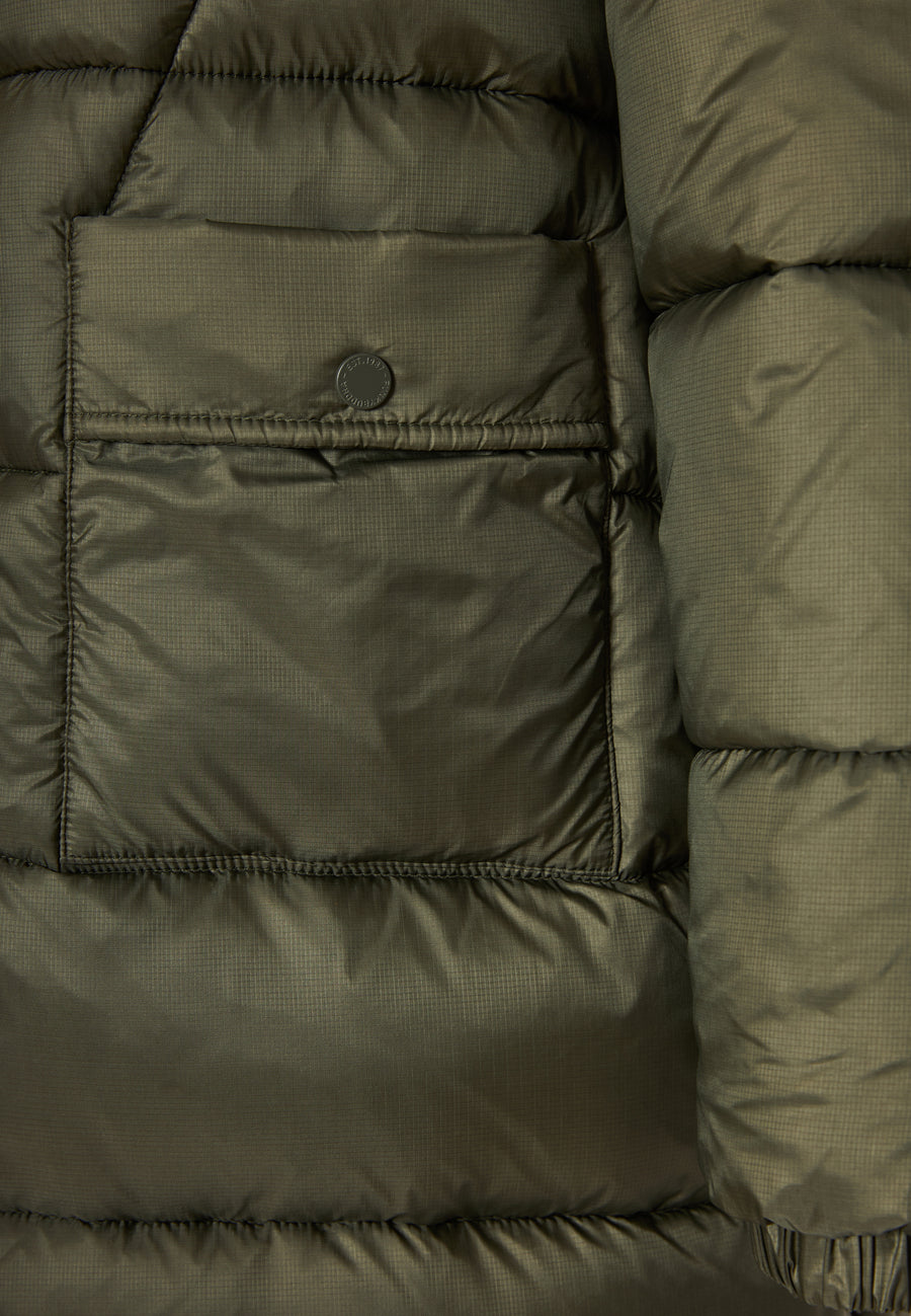 Jachetă lungă pufoasă cu croială regulată și glugă