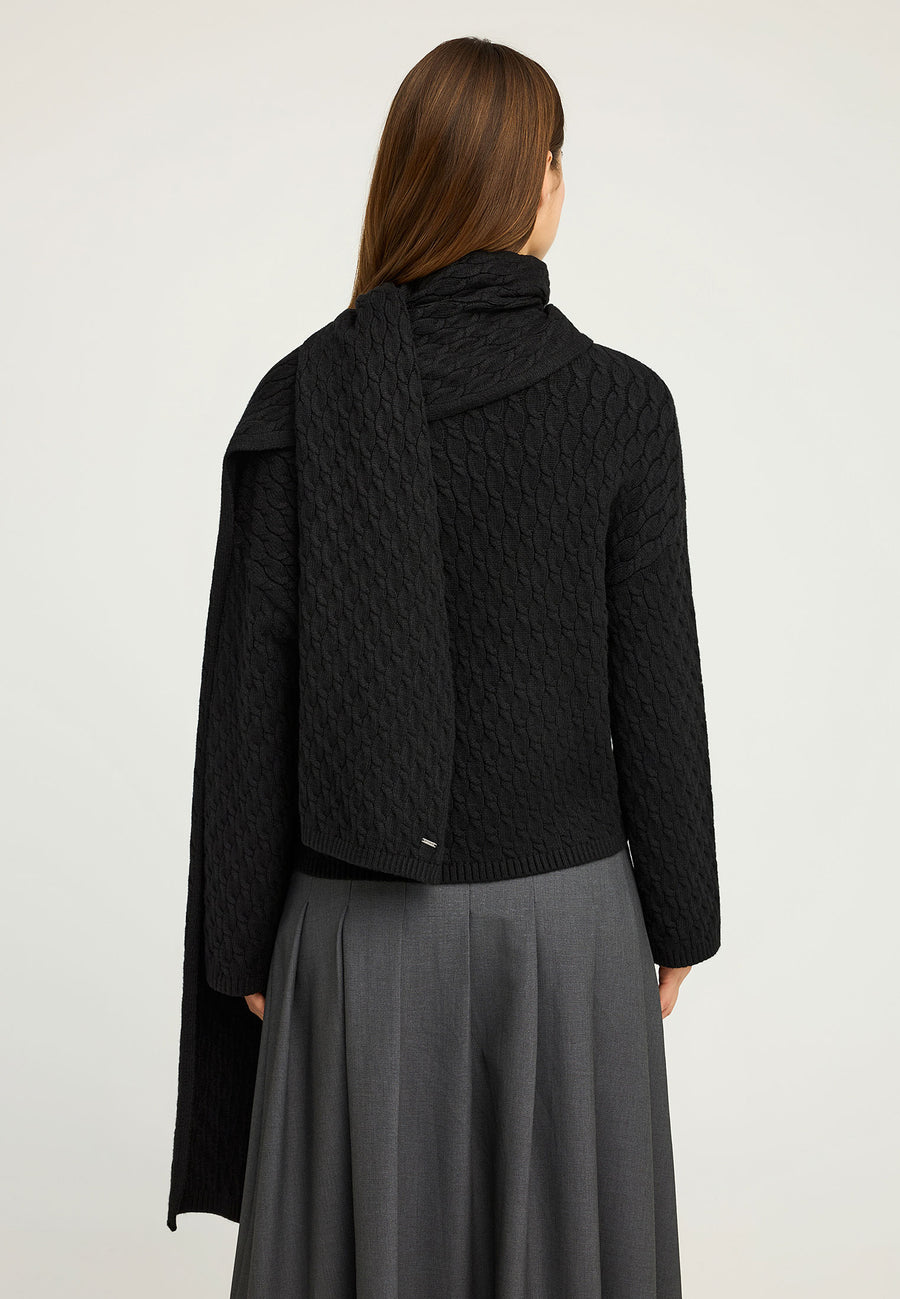 Pulover tricotat în relief cu eșarfă