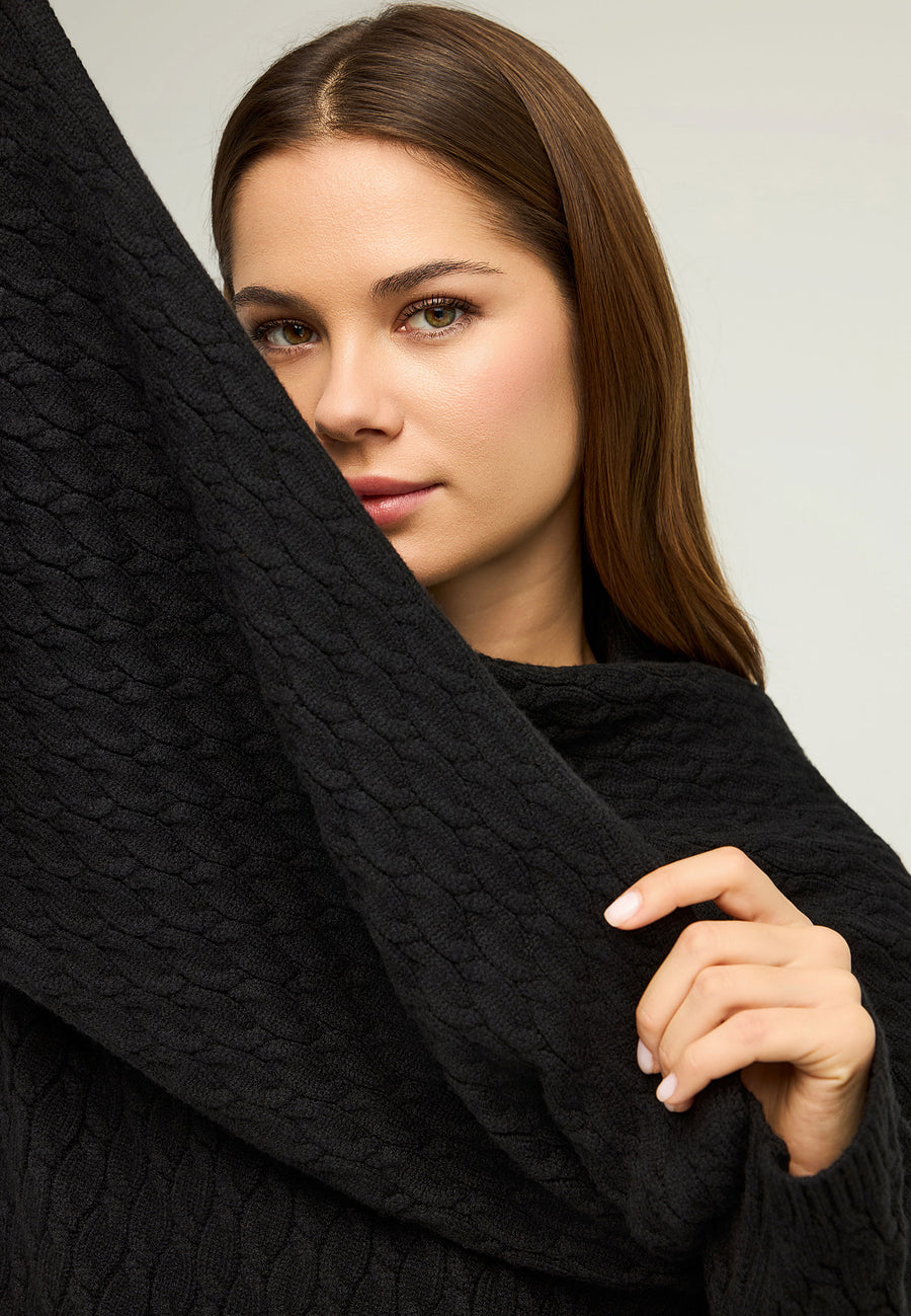 Pulover tricotat în relief cu eșarfă