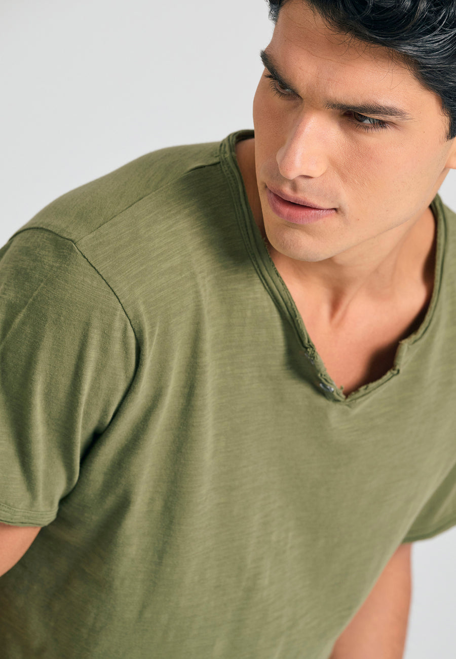 Tricou cu guler henley și croi brut - The essentials - Verde vânătoresc
