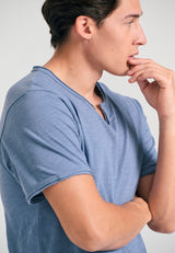 Tricou cu guler henley și croiuri brute - The essentials - Albastru fumuriu