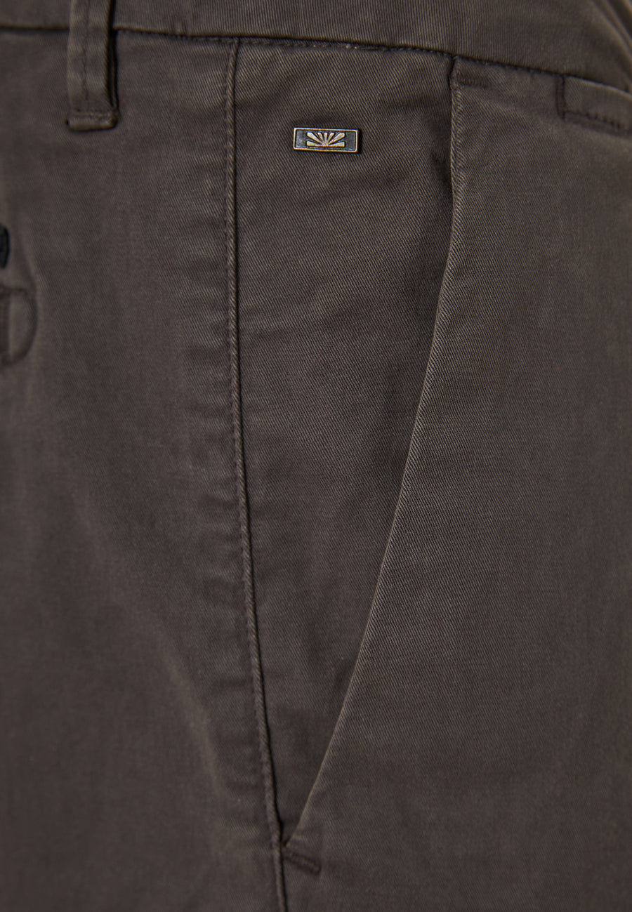 Pantaloni chino pentru bărbați - Esențiale