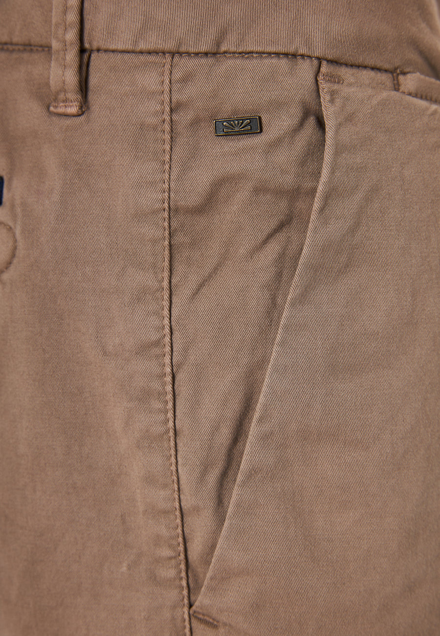 Pantaloni chino pentru bărbați - Esențiale