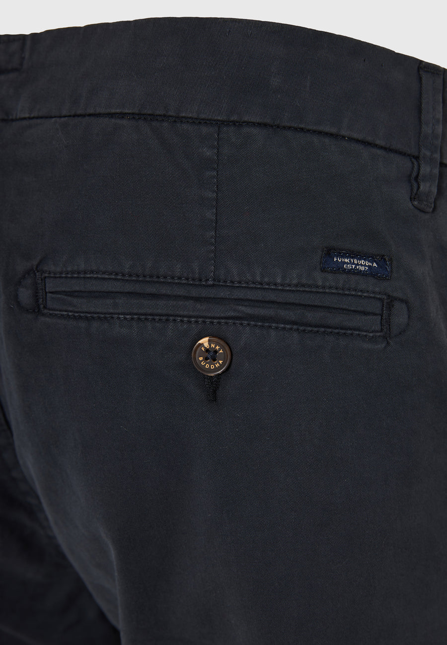 Pantaloni chino pentru bărbați - Esențiale