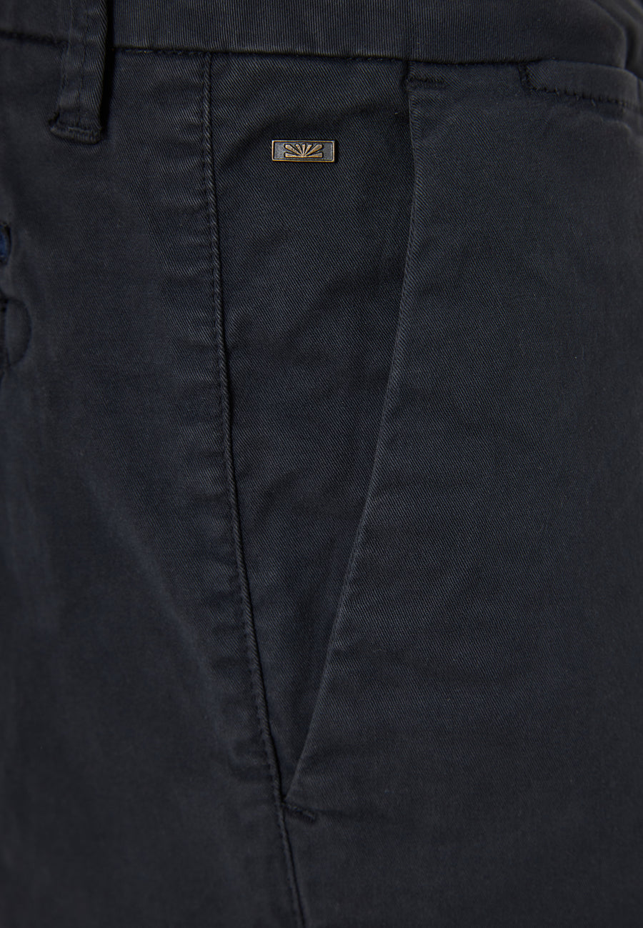 Pantaloni chino pentru bărbați - Esențiale