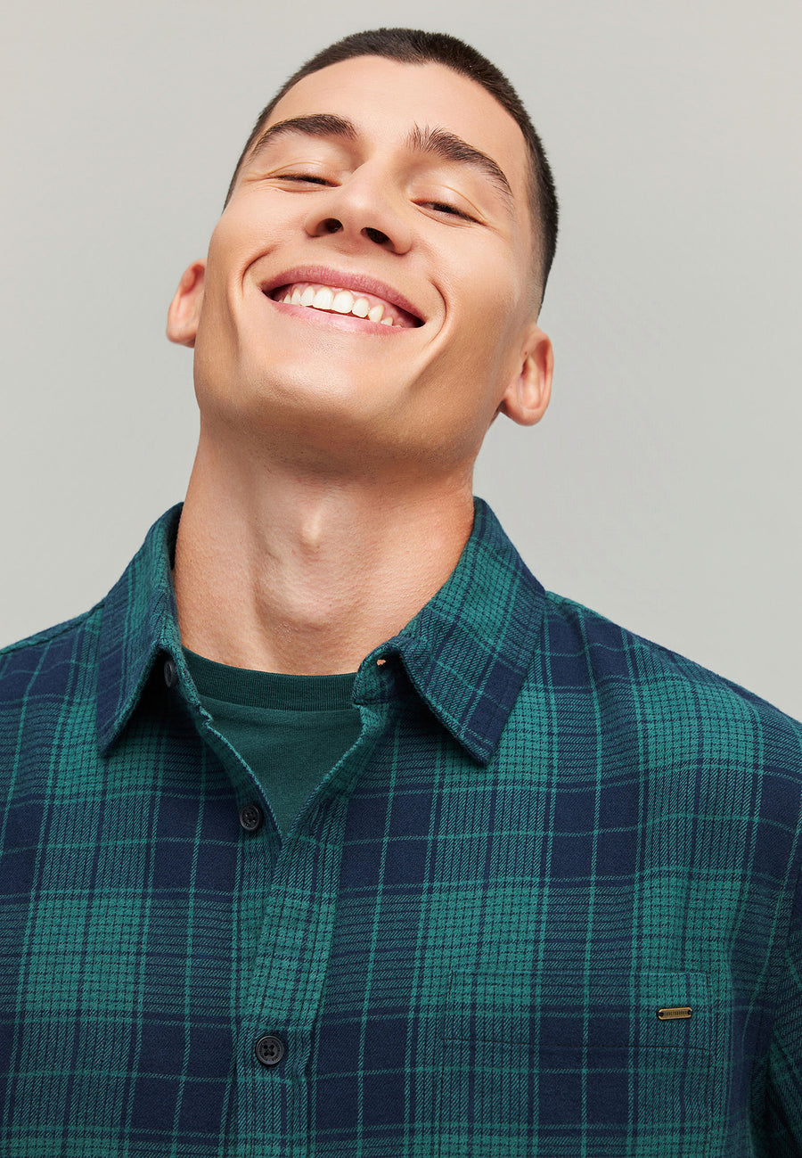 Cămașă bărbătească în carouri cu buzunar la piept