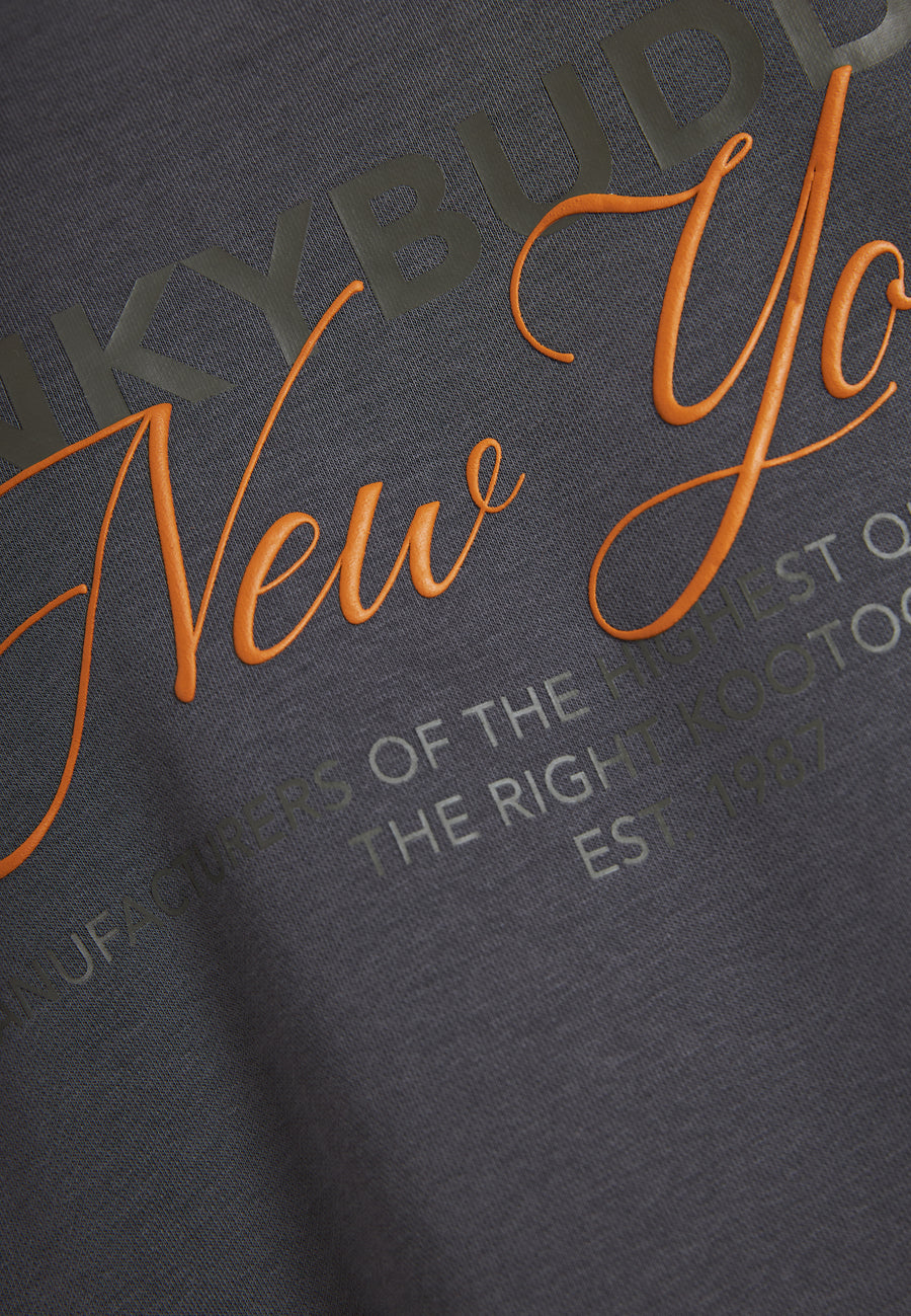 Hanorac cu imprimeu subtil pe piept