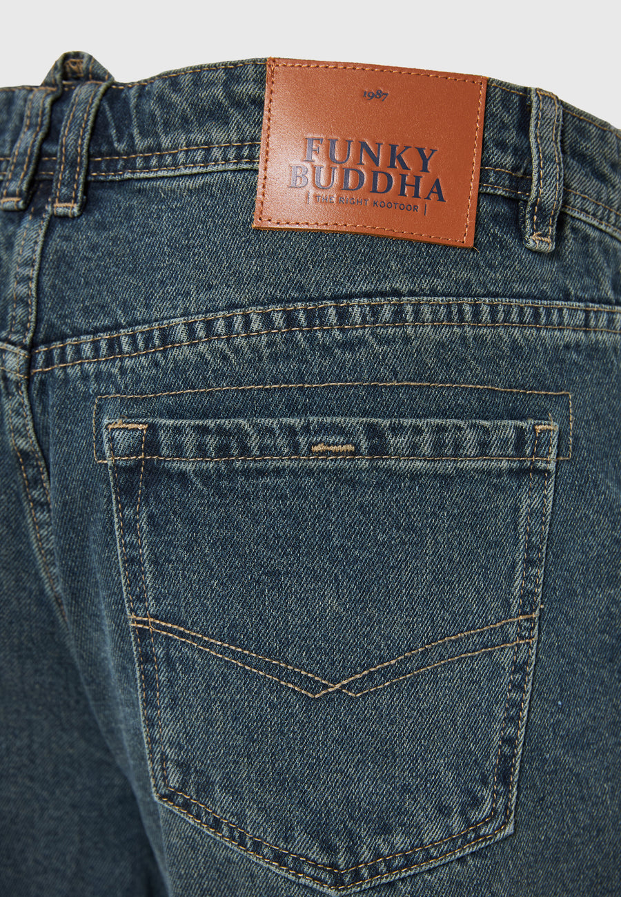 Blugi cu croială dreaptă și efecte spălate