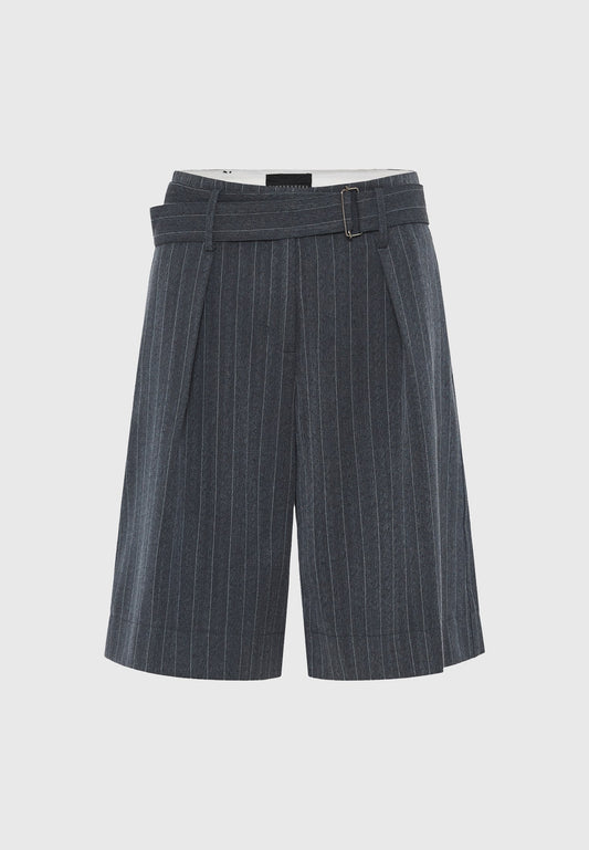 Pantaloni scurți cu dungi verticale și curea