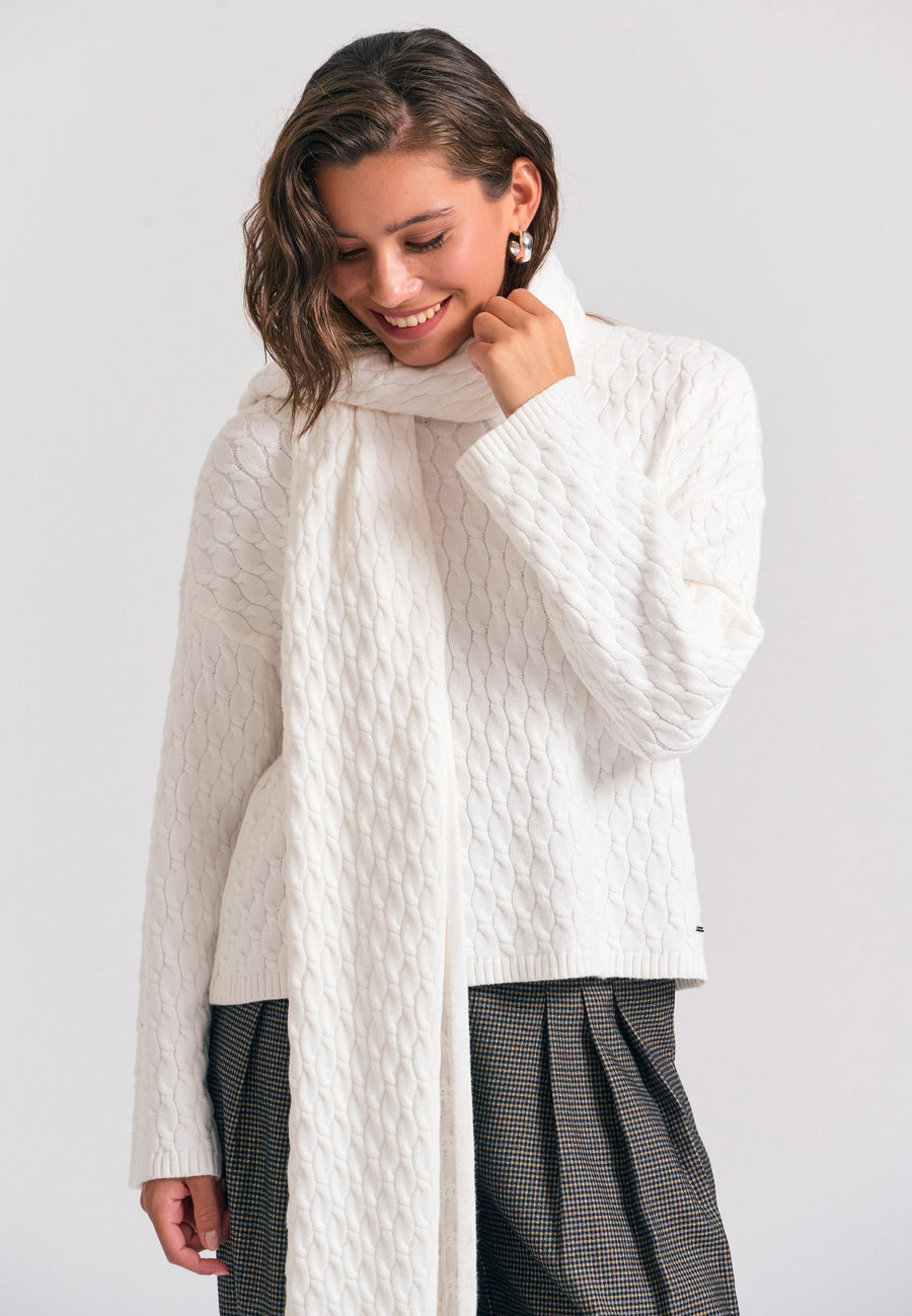 Pulover tricotat în relief cu eșarfă