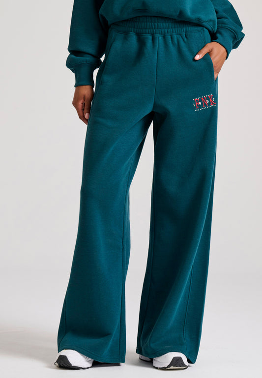 Croială largă pe picior cu broderie insignă