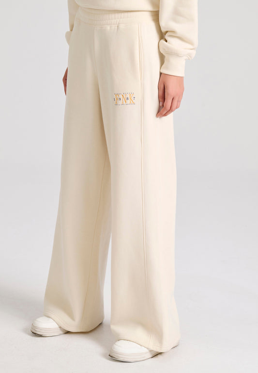 Croială largă pe picior cu broderie insignă