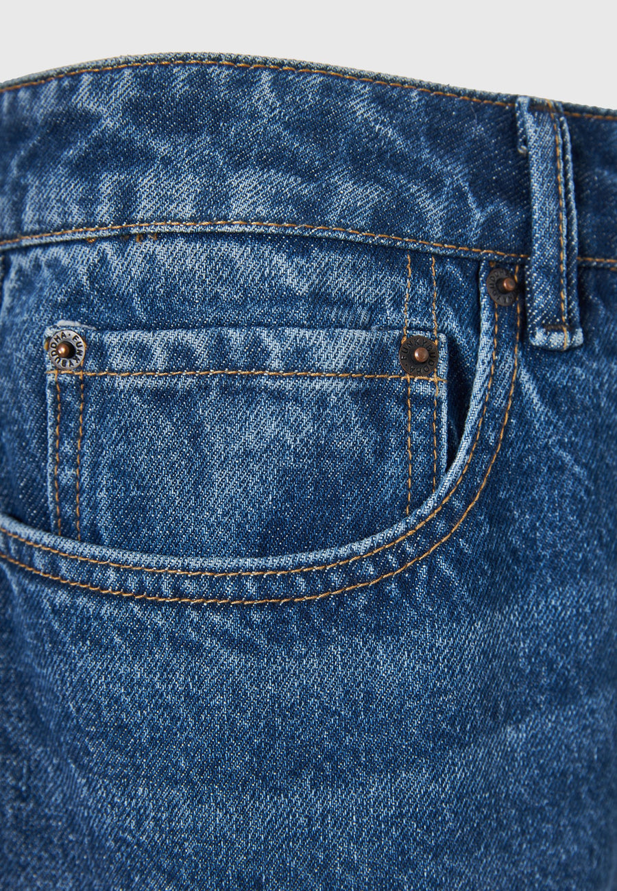 Blugi lejer cu efect decolorat