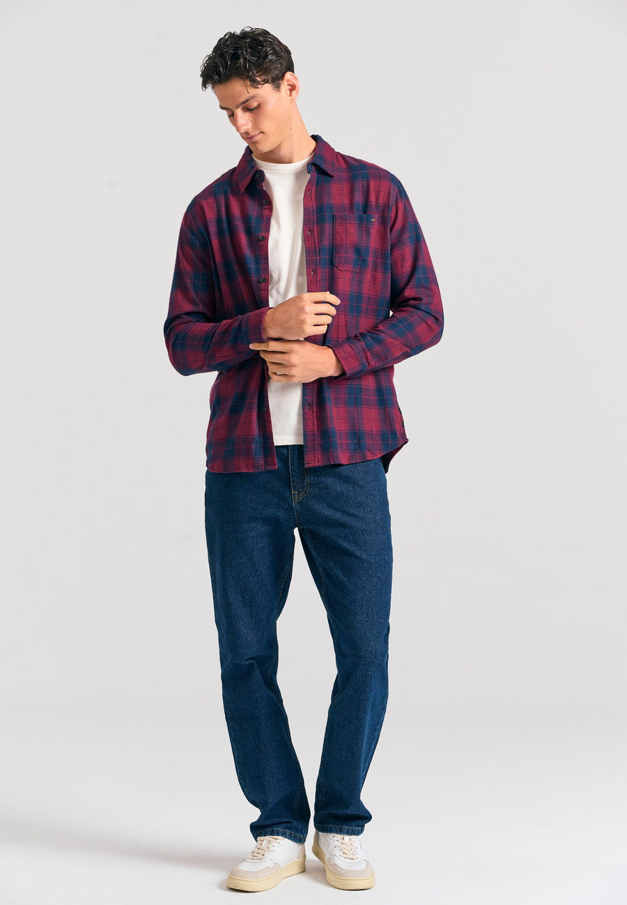 Cămașă bărbătească în carouri cu buzunar la piept