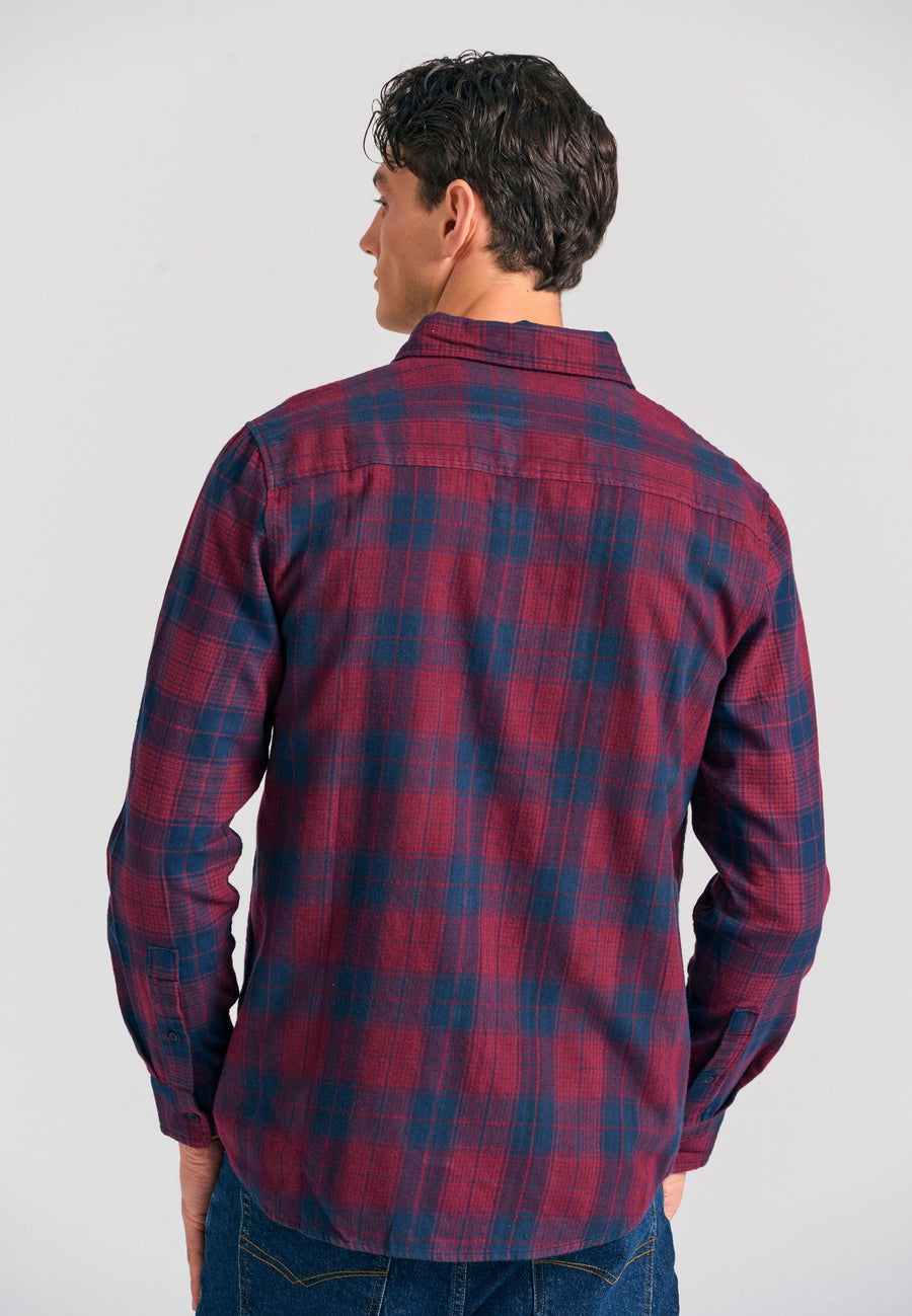 Cămașă bărbătească în carouri cu buzunar la piept