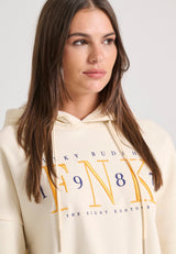 Hanorac cu croială lejeră, cu broderie pe piept