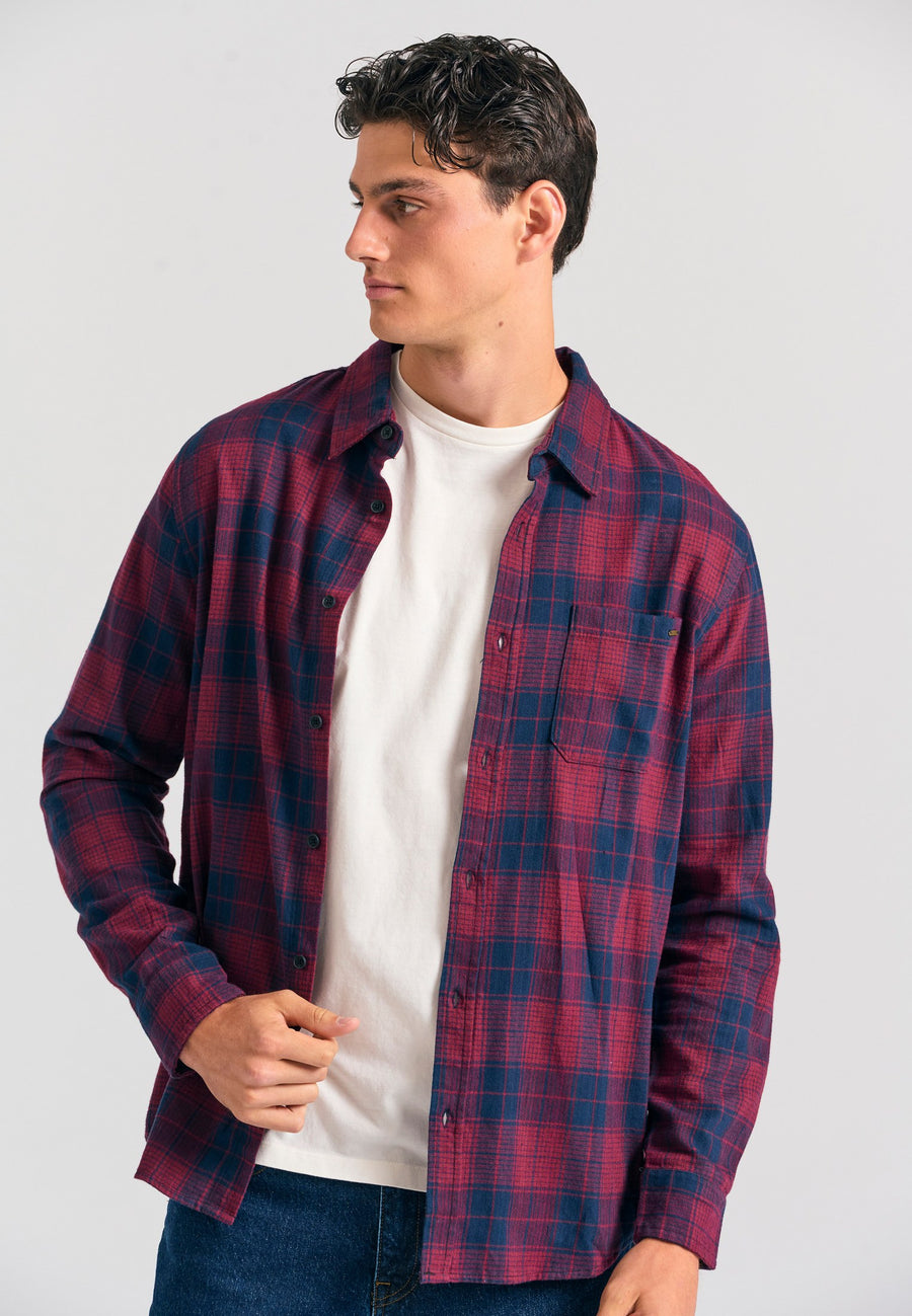 Cămașă bărbătească în carouri cu buzunar la piept