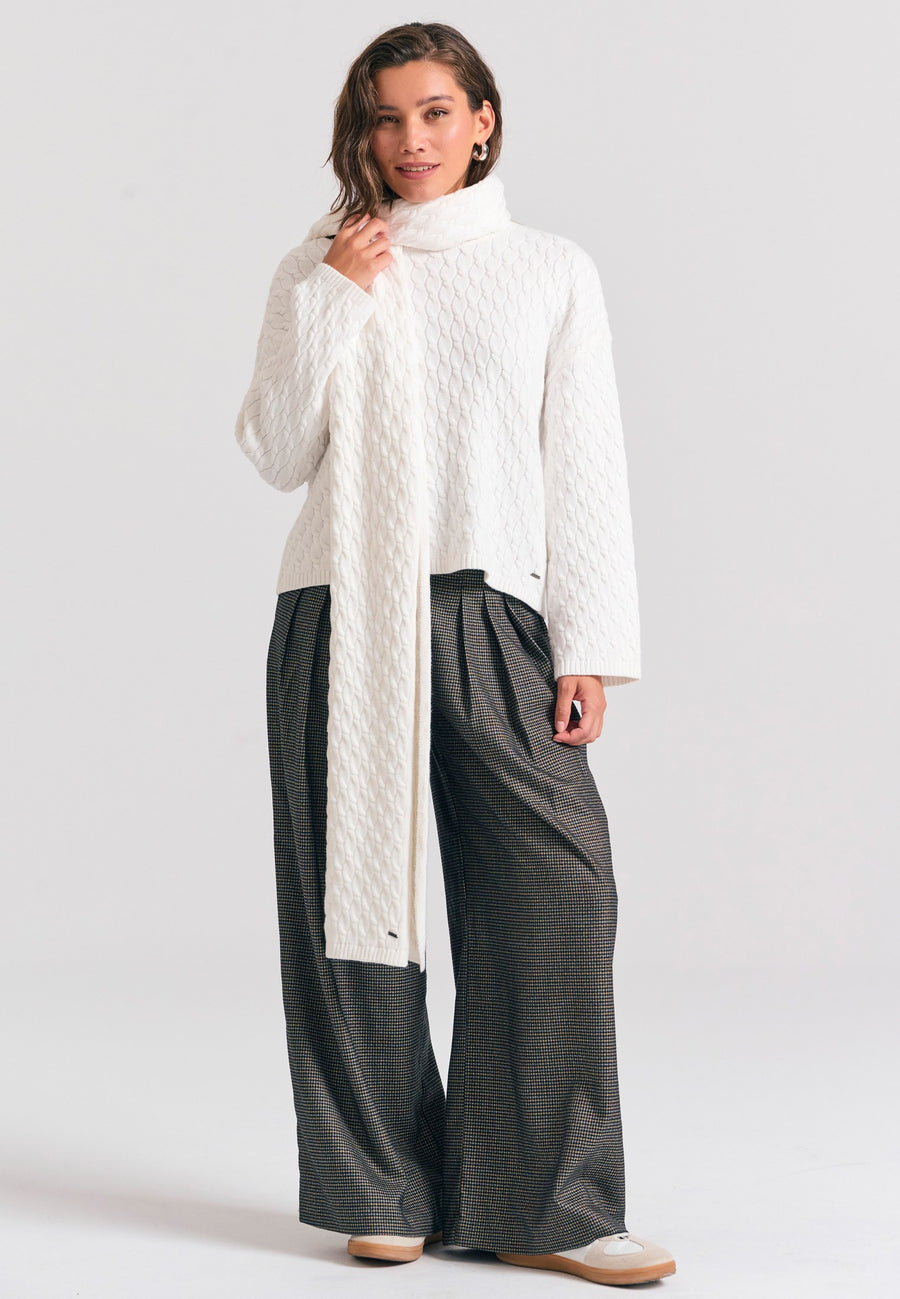 Pulover tricotat în relief cu eșarfă