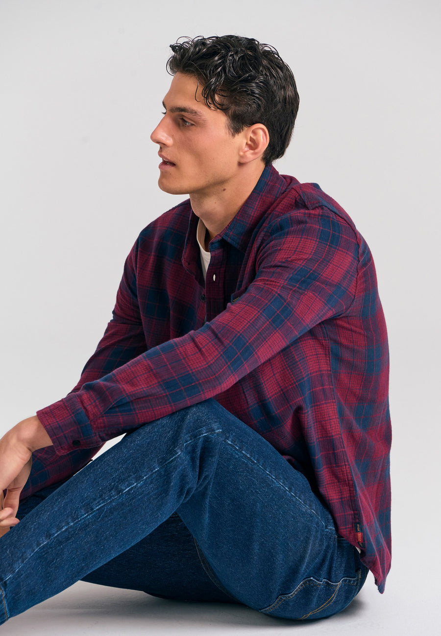 Cămașă bărbătească în carouri cu buzunar la piept