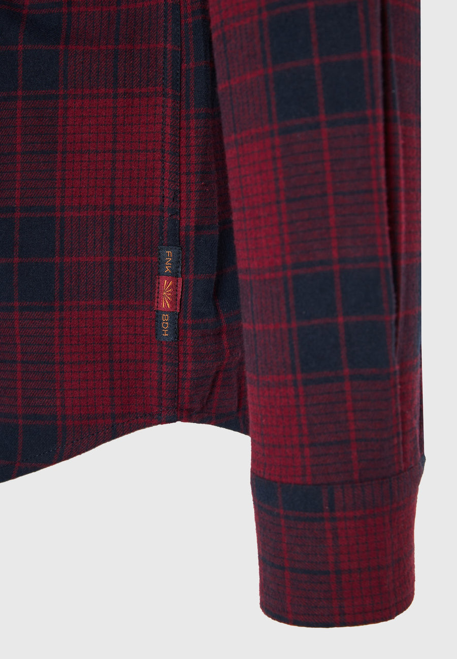 Cămașă bărbătească în carouri cu buzunar la piept