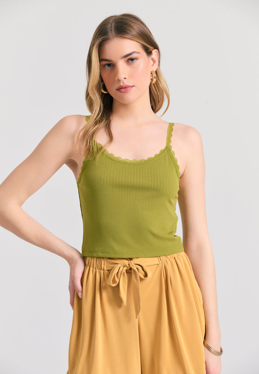 Top model scoică din țesătură nervurată cu dantelă - Avocado