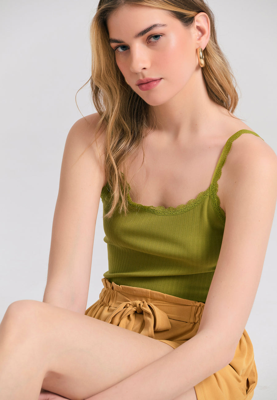 Top model scoică din țesătură nervurată cu dantelă - Avocado