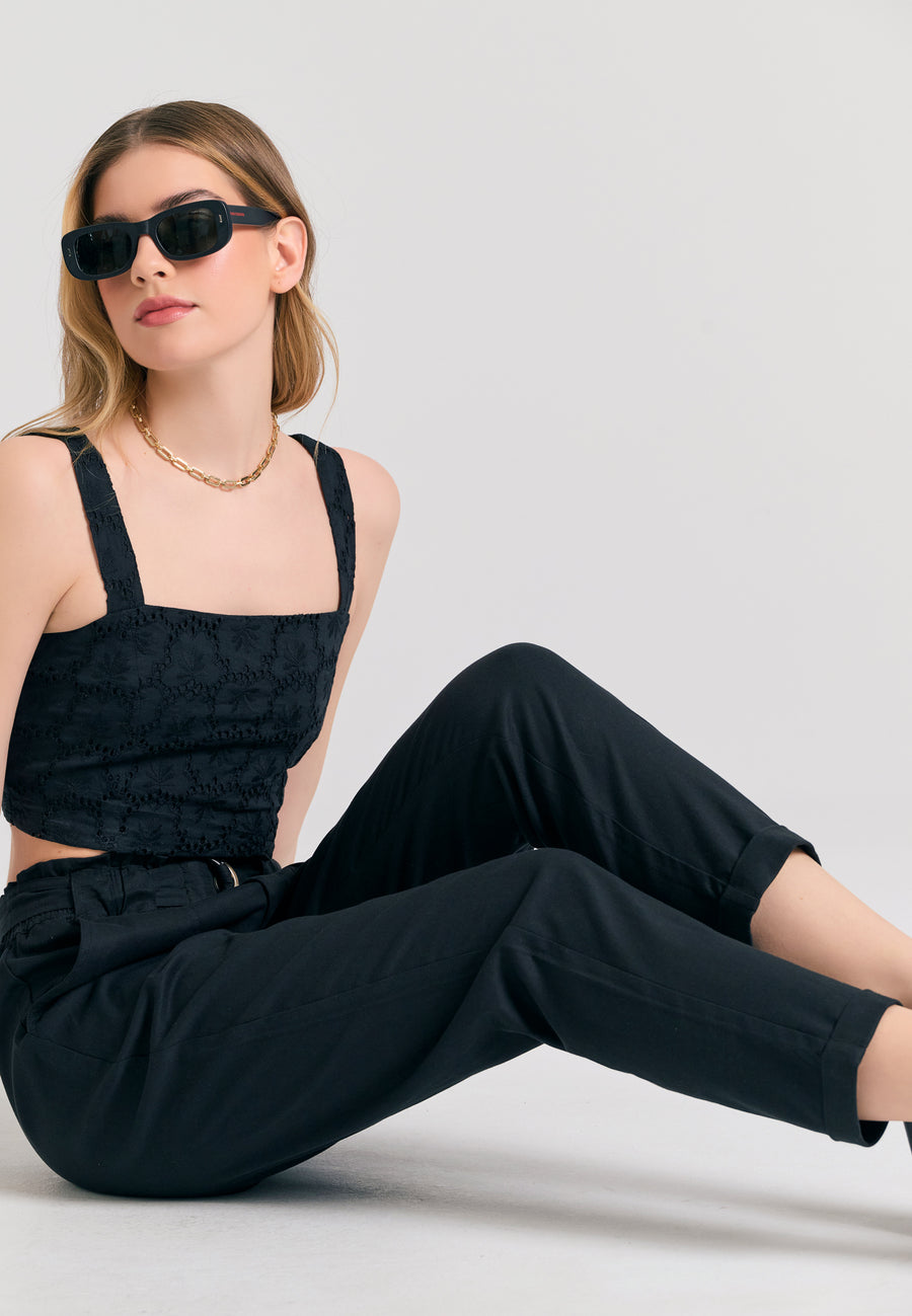 Pantaloni din amestec de lyocell cu curea în talie - Negru