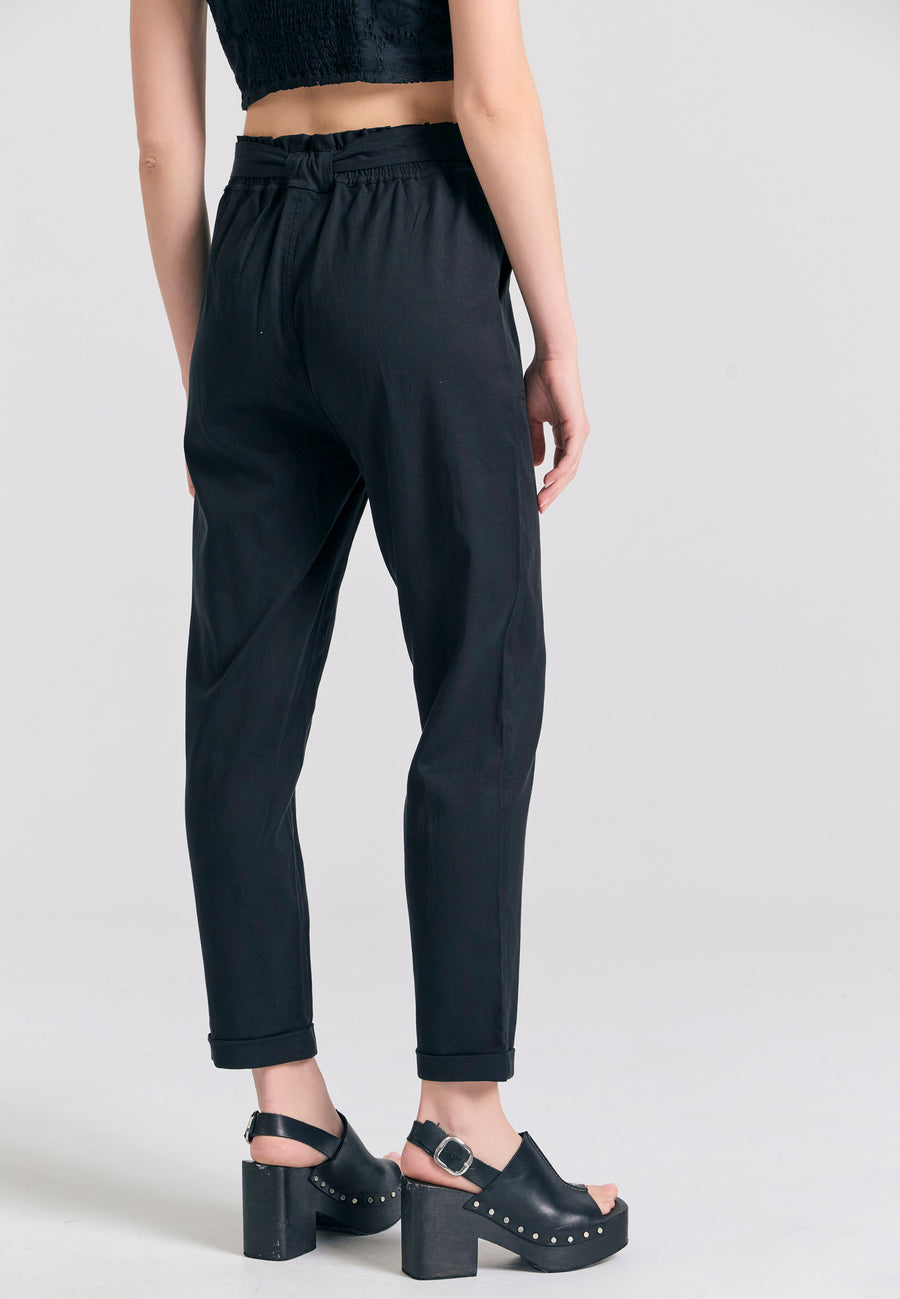 Pantaloni din amestec de lyocell cu curea în talie - Negru