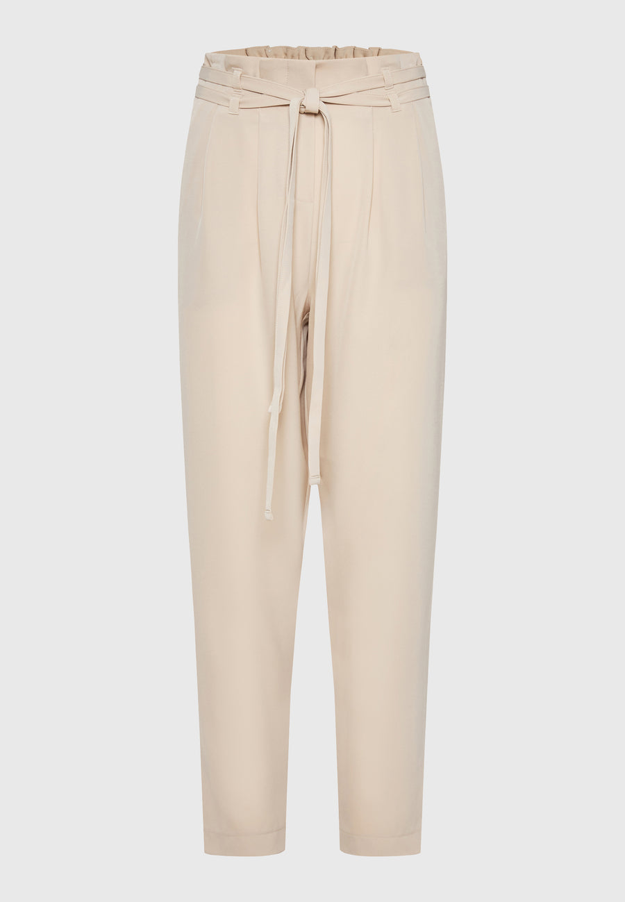 Pantaloni casual cu pliuri și curea în talie - Chalk