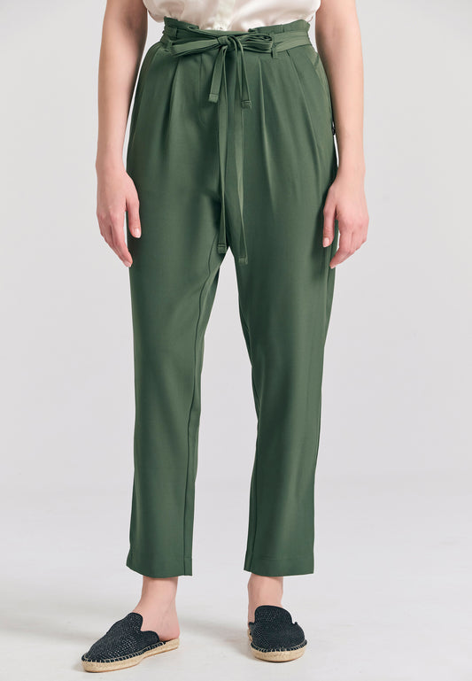 Pantaloni casual cu pliuri și curea în talie - Kaki