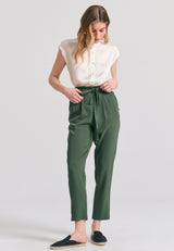 Pantaloni casual cu pliuri și curea în talie - Kaki