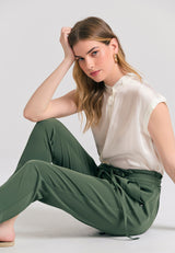 Pantaloni casual cu pliuri și curea în talie - Kaki