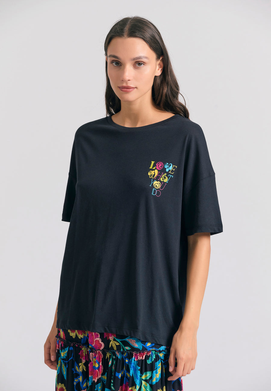 Tricou lejer cu imprimeu artistic pe spate - Negru