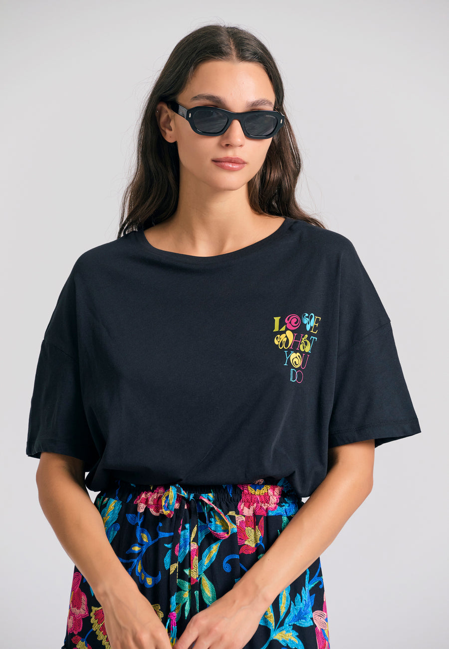 Tricou lejer cu imprimeu artistic pe spate - Negru