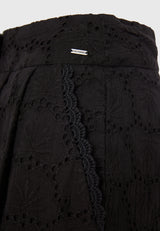 Women's embroidery shorts with pleats - Black