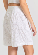 Women's embroidery shorts with pleats - White