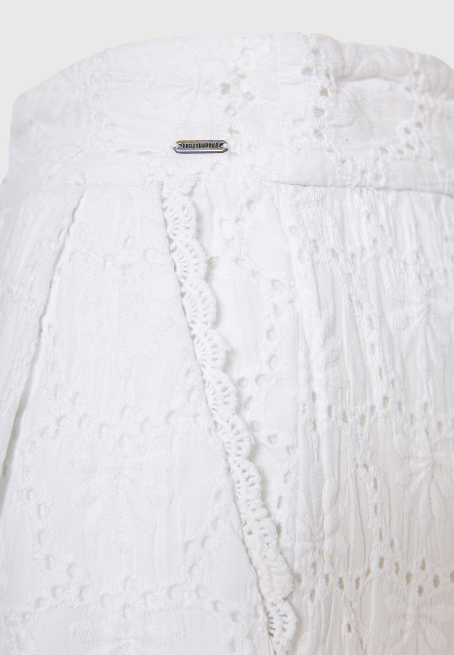 Women's embroidery shorts with pleats - White