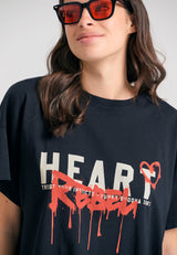 Tricou de damă cu croială lejeră și imprimeu artistic cu text - Negru