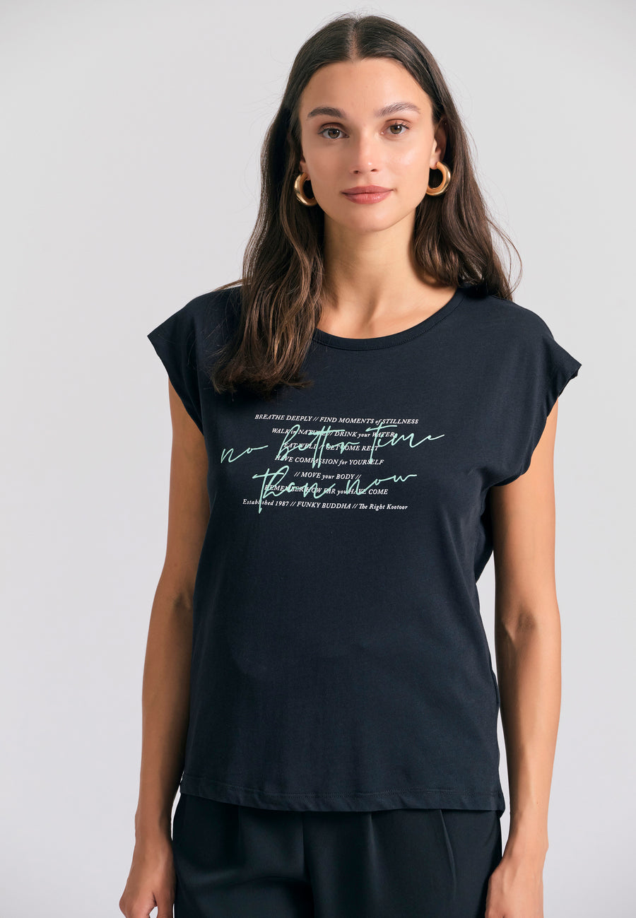 Tricou de damă cu imprimeu artistic și spate deschis - Negru