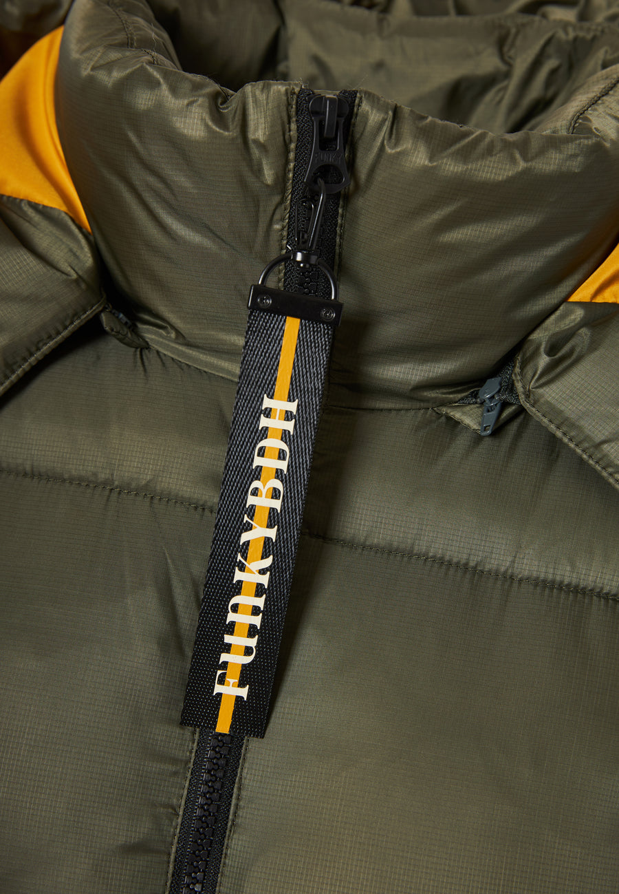 Jachetă lungă pufoasă cu croială regulată și glugă