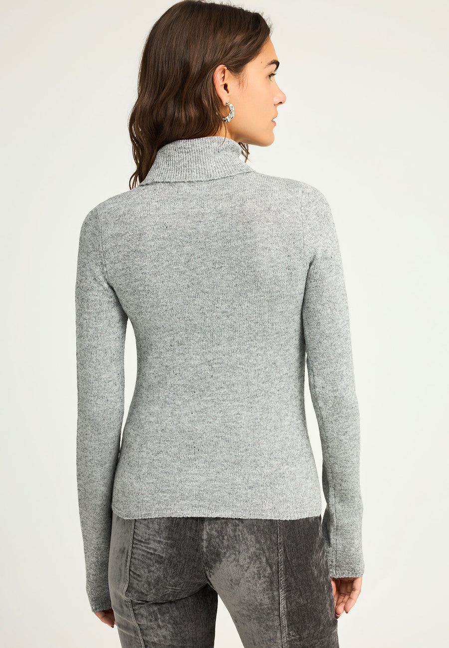 Pulover tricotat cu guler înalt și paiete