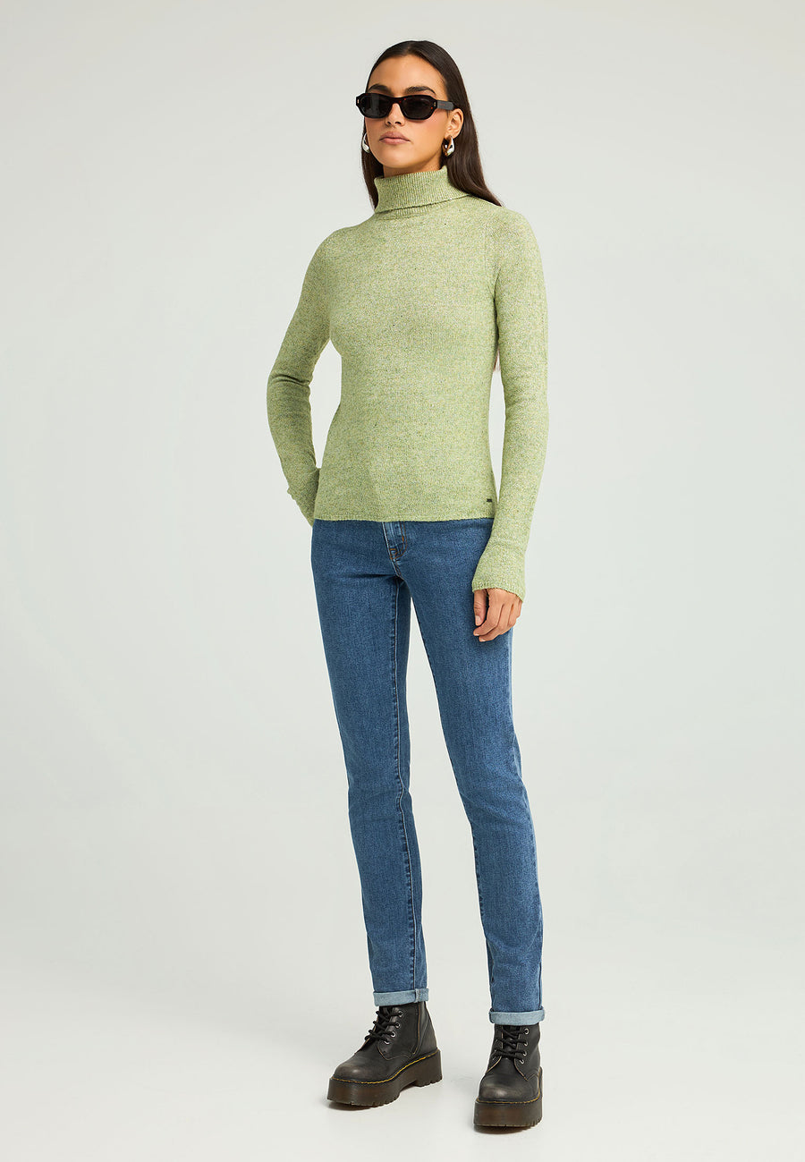 Pulover tricotat cu guler înalt și paiete