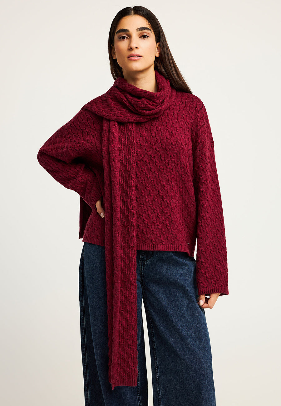 Pulover tricotat în relief cu eșarfă