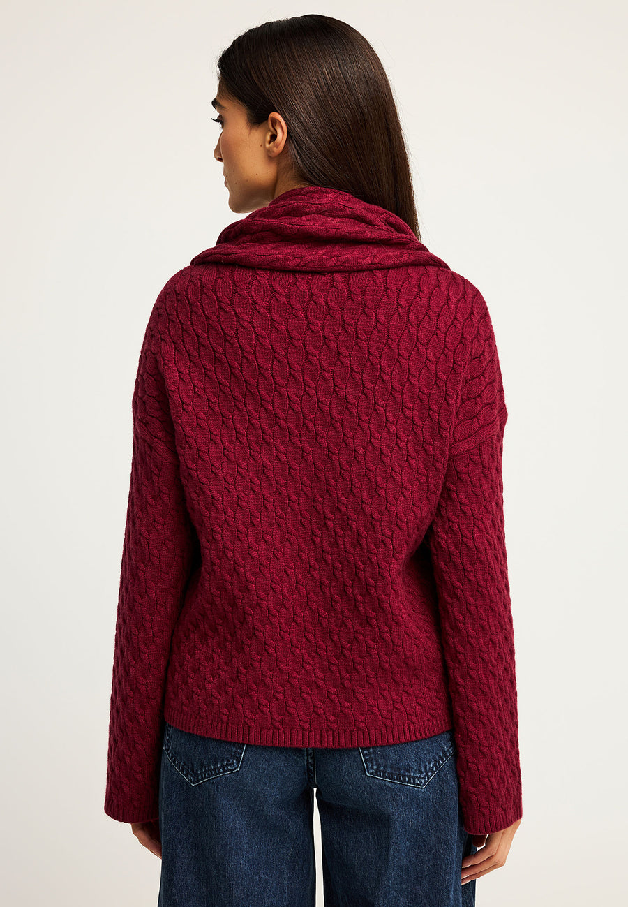 Pulover tricotat în relief cu eșarfă