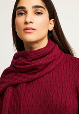 Pulover tricotat în relief cu eșarfă