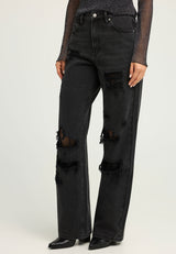 Modern loose fit jeans with destroyed effects