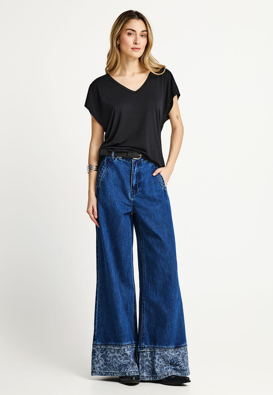 Women's V-neck t-shirt - The basic collection
