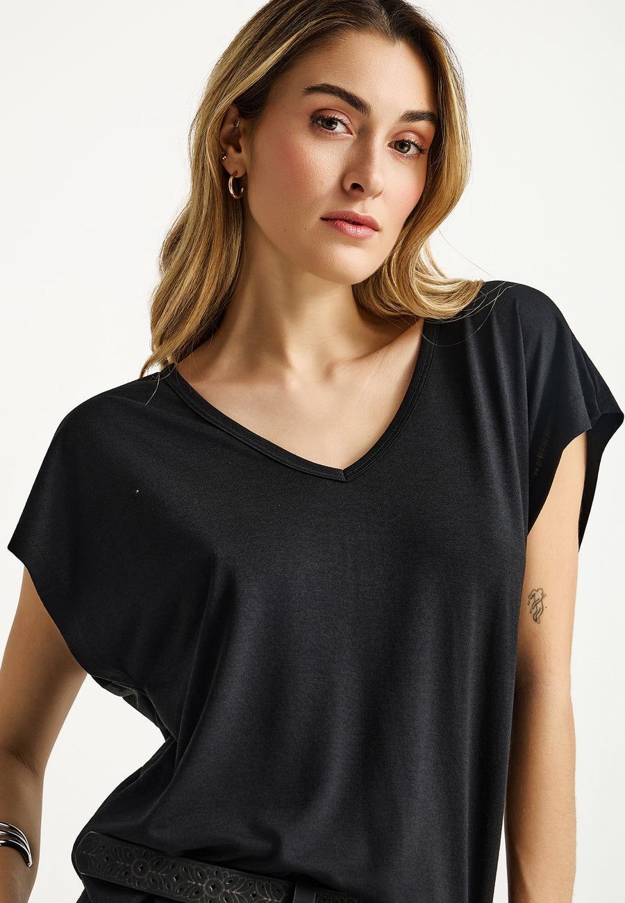 Women's V-neck t-shirt - The basic collection